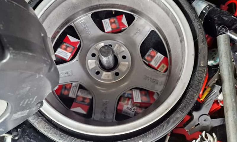 Contrabandiști ingenioși: Țigări ascunse sub bucăți de brânză și în roata de rezervă la Stânca