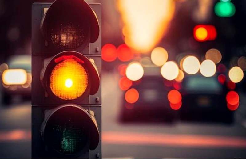 Amendă pentru șoferii care trec pe galben. Constituie contravenție și se sancționează cu amendă