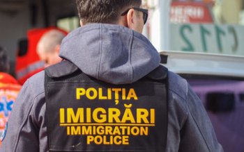 Polițiștii de imigrări verifică legalitatea …