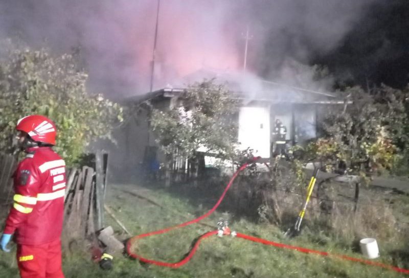 Tragedie la Ștefănești: Bărbat găsit decedat în casa cuprinsă de flăcări