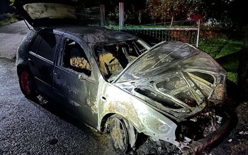 Autoturism parcat în fața unei …