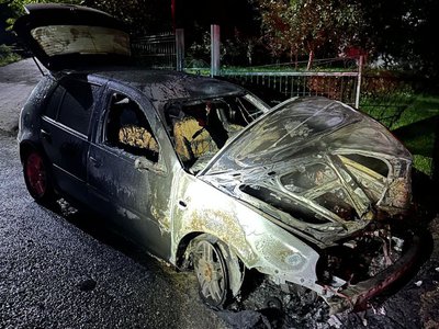 Autoturism parcat în fața unei …