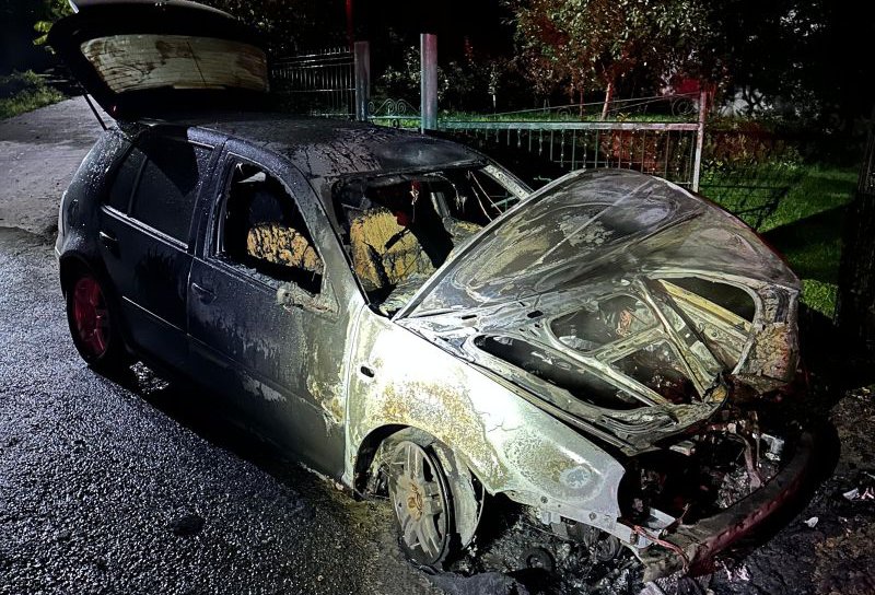 Autoturism parcat în fața unei gospodării din Leorda distrus de flăcări