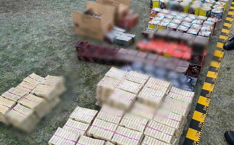 Țigări, articole pirotehnice și pesticide introduse ilegal în țară, confiscate de polițiști după percheziții domiciliare pe raza localităților Corni și Darabani