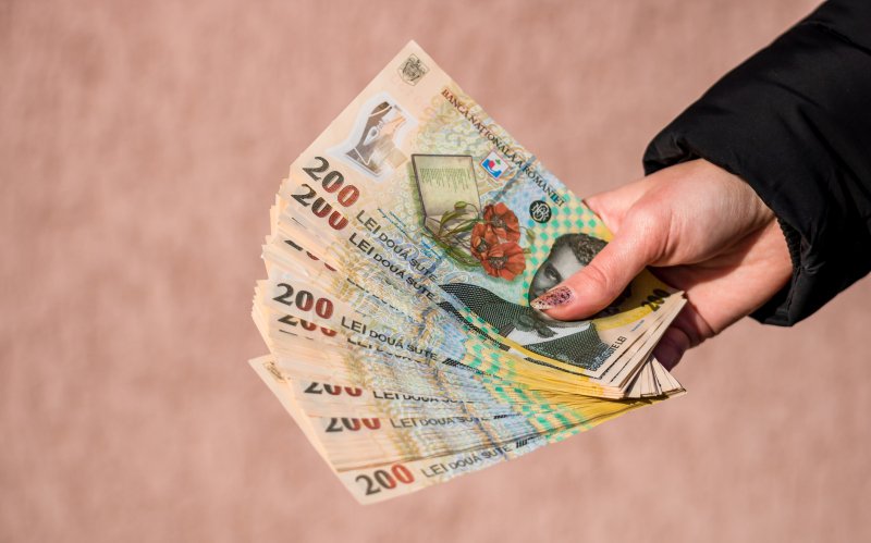 Atenție! Cardurile cu 500 de lei expiră pe 31 octombrie și banii se pierd