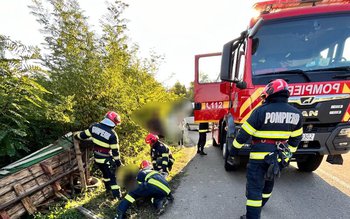 Bărbat salvat de pompieri după …