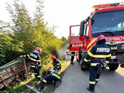 Bărbat salvat de pompieri după …