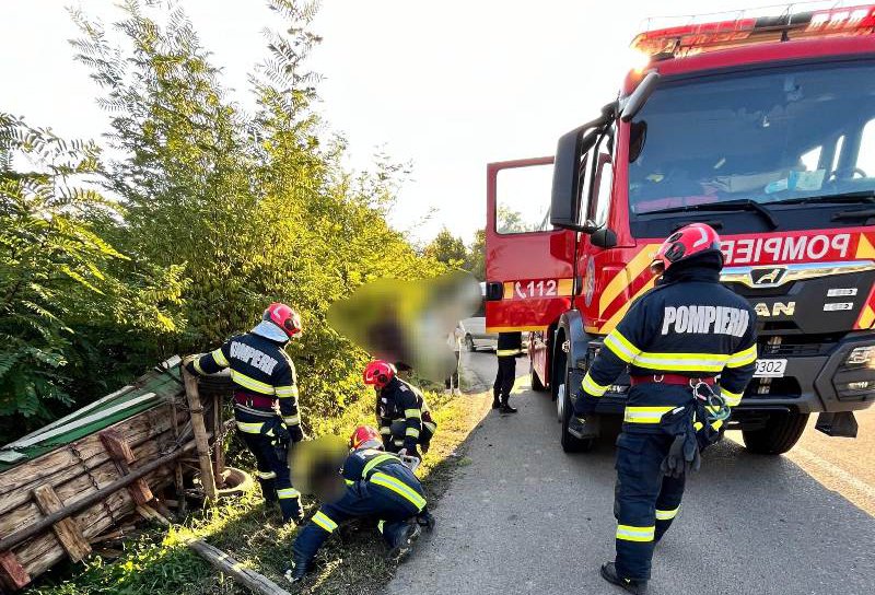 Bărbat salvat de pompieri după ce a fost prins sub o căruță cu lemne, în satul Iezer