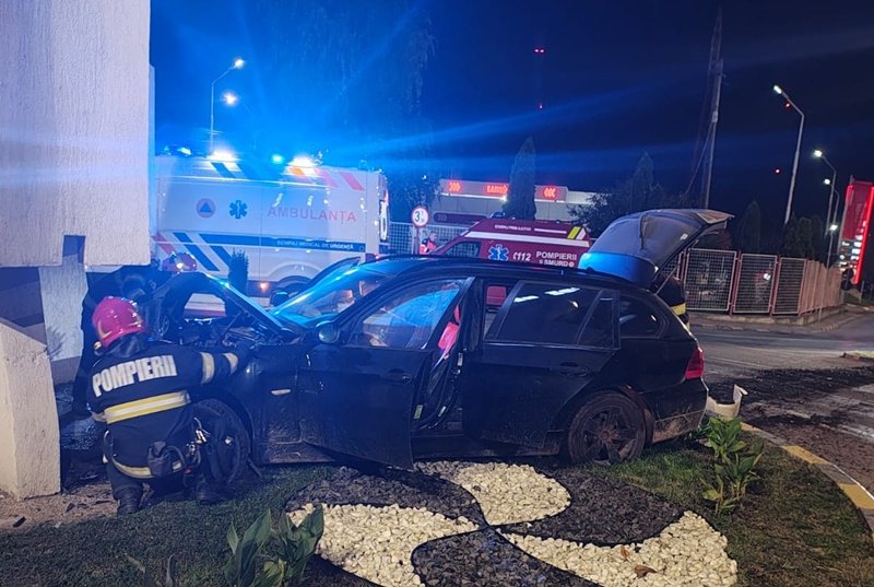 Accident la ieșirea din Botoșani spre Iași. Doi bărbați au ajuns la spital