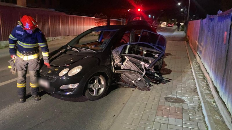 Accident pe o stradă din Botoșani. Două persoane au ajuns la spital