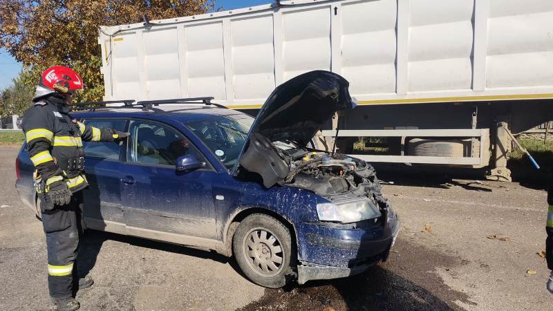 Accident între un autoturism și un camion. Doi pasageri au ajuns la spital