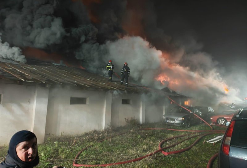 Pompierii botoșăneni, în sprijinul colegilor din Suceava la un incendiu izbucnit în comuna Dumbrăveni