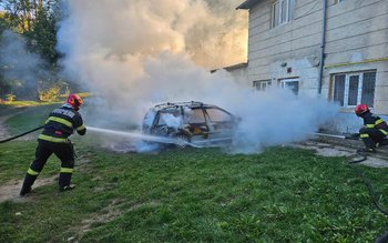 Mașină parcată în curtea unui …