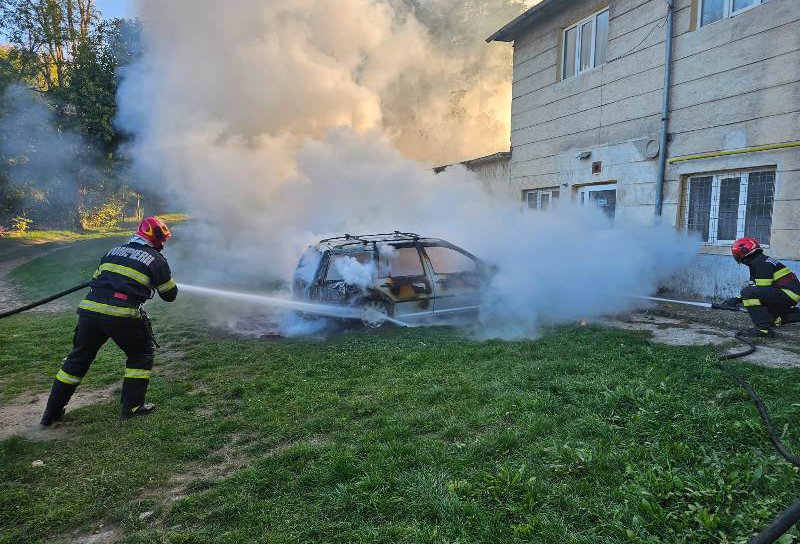 Mașină parcată în curtea unui liceu din Dorohoi cuprinsă de flăcări