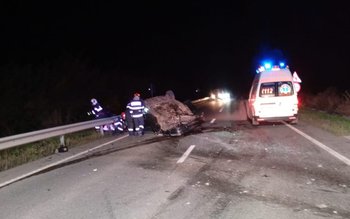 O mașină s-a răsturnat pe …