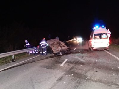 O mașină s-a răsturnat pe …