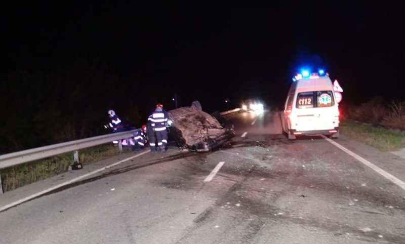 O mașină s-a răsturnat pe cupolă după ce a lovit alt autoturism la Trușești