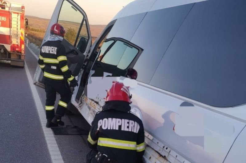 Accident rutier între un autoturism și un microbuz în comuna Stăuceni