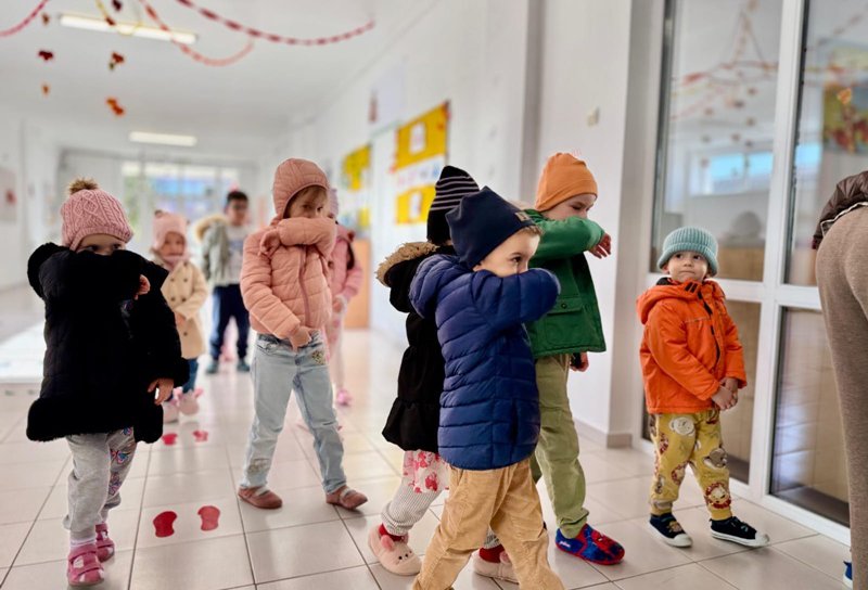 Peste 60 de copii, cadre didactice și personal auxiliar evacuați de la Grădinița cu Program Prelungit nr. 22 din Botoșani - FOTO