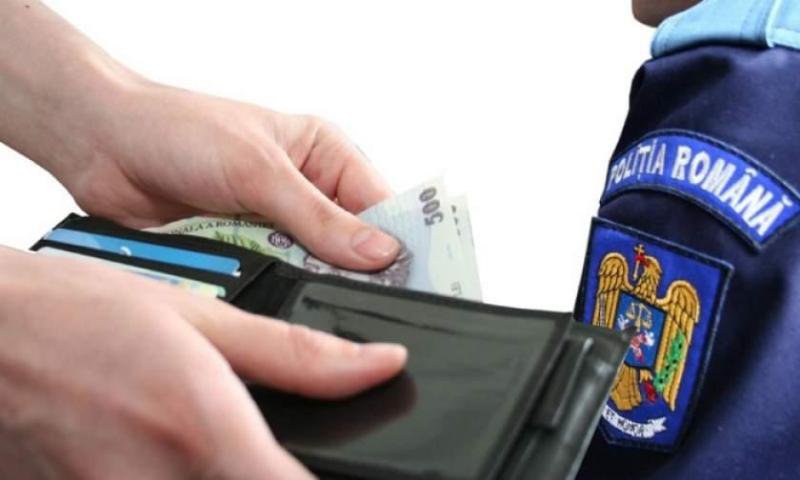 Polițiști din cadrul IPJ Botoșani au refuzat mita oferită de un conducător auto și au sesizat fapta la Call-center anticorupție 0800.806.806
