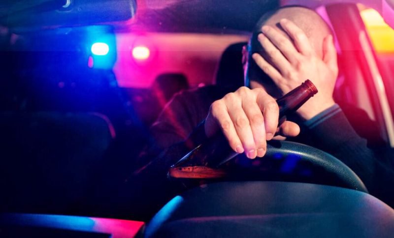 Un șofer care s-a cinstit serios, depistat în trafic cu mașina avariată