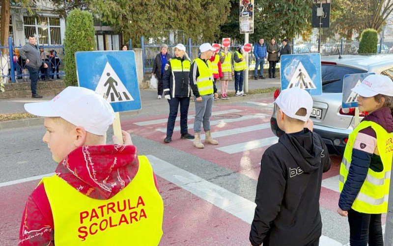 Activitate de educație rutieră- patrulă școlară în zona Școlii Profesionale „Ion Pillat”, din Dorohoi