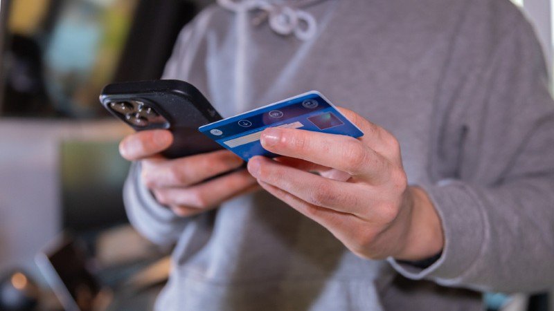 Înșelăciune online prin intermediul unei false platforme de investiții –  385.000 de lei recuperați