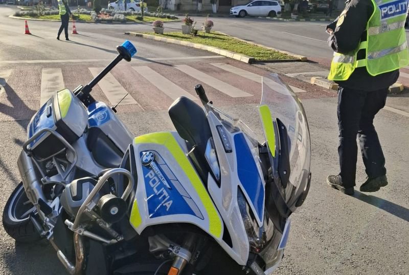 Șoferiță rămasă fără permis după ce s-a izbit în motocicleta poliției pe o stradă din Botoșani