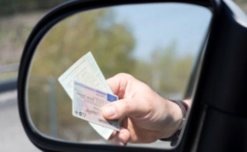 Dosar penal pentru un tânăr care a prezentat un permis de conducere fals