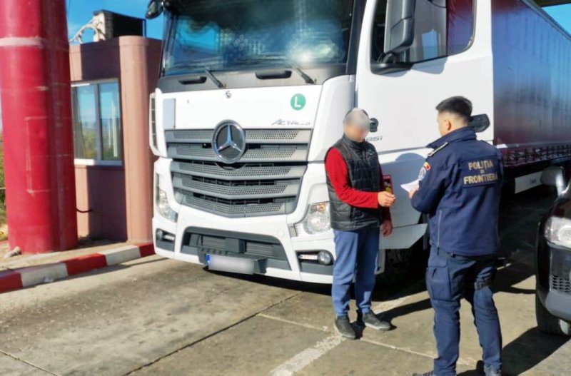 Autocamion fără drept de circulație pe teritoriul României, depistat la Stânca