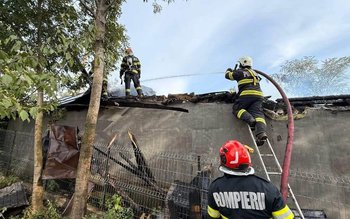 Bucătărie cuprinsă de flăcări. Proprietara …