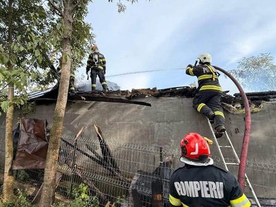Bucătărie cuprinsă de flăcări. Proprietara …