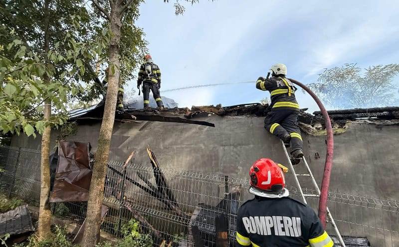 Bucătărie cuprinsă de flăcări. Proprietara casei a suferit un atac de panică