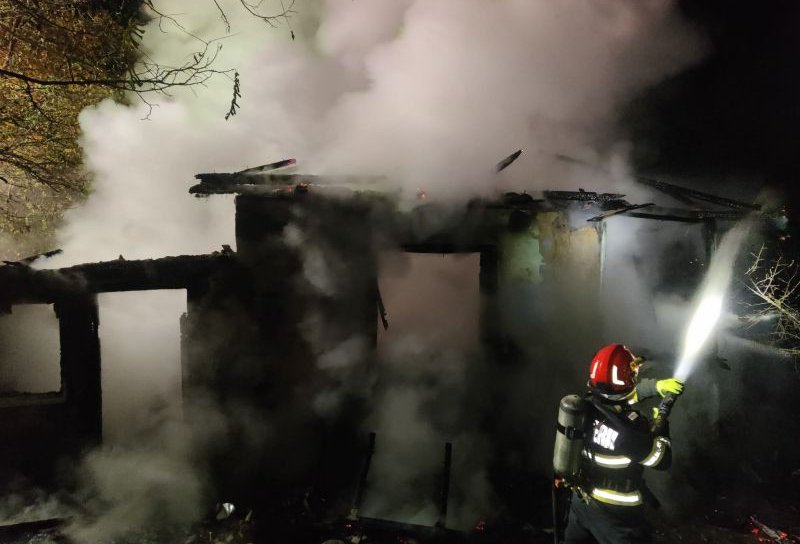 O femeie din comuna Ungureni are nevoie de ajutor după ce casa a fost distrusă de un incendiu