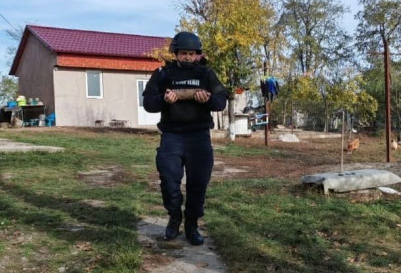 Proiectil exploziv găsit de un bărbat care săpa o groapă pentru a planta un copac