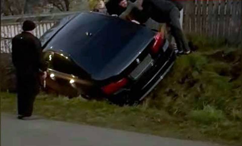 Un șofer din Botoșani s-a răsturnat cu mașina într-un șanț și a fugit. Polițiștii l-au găsit într-un bar. Ce a urmat