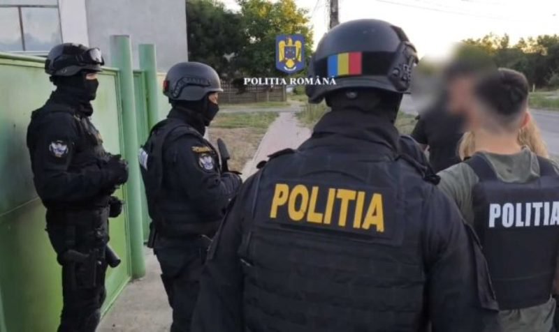 Percheziții efectuate în urma unei postări pe o rețea de socializare. Armă și muniție ridicate de polițiști