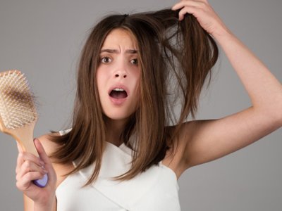 Cum să tratezi căderea părului …