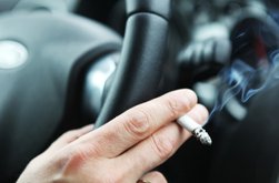 Fumatul la volan te face …