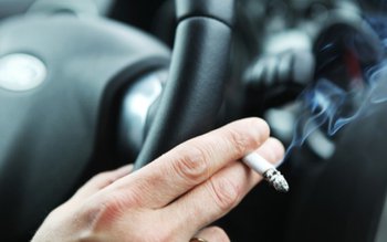 Fumatul la volan te face …