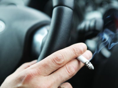 Fumatul la volan te face …