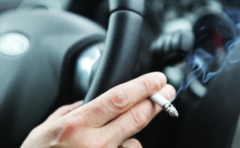 Fumatul la volan te face pieton. Șoferii pot rămâne fără permis de conducere. Lege în țara cu sute de mii de români