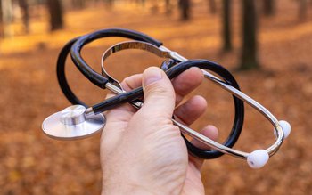 Interzis pentru medicii din România. …