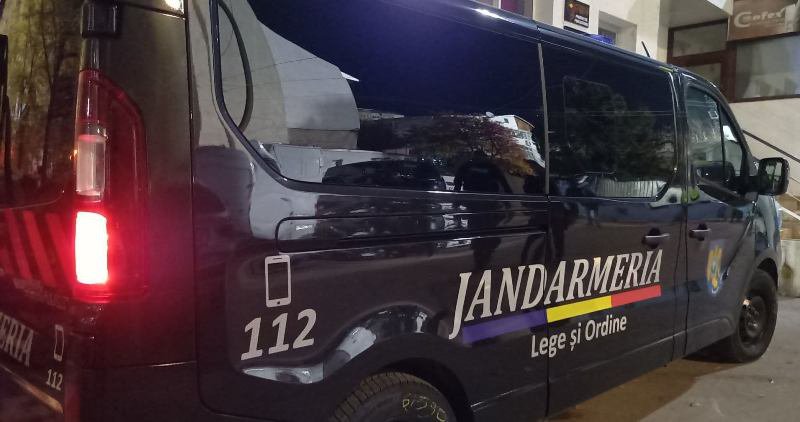 Un tânăr de 20 de ani a încercat să fugă de jandarmii botoșăneni după ce a aruncat două plicuri cu droguri