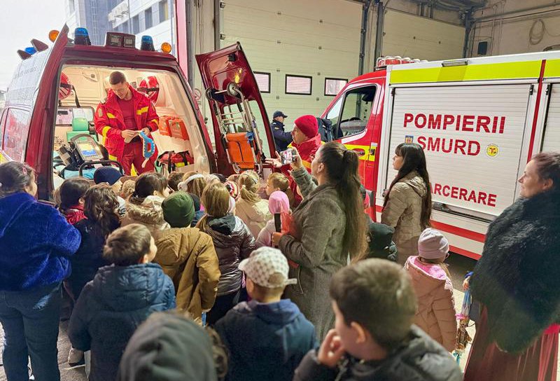Peste 400 de elevi botoșăneni au învățat de la pompieri cum să prevină situațiile de urgență
