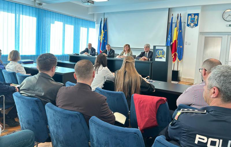 Întâlnire a polițișilor cu reprezentanții D.G.A.S.P.C pentru gestionarea eficientă a intervențiilor în cazurile de violență domestică