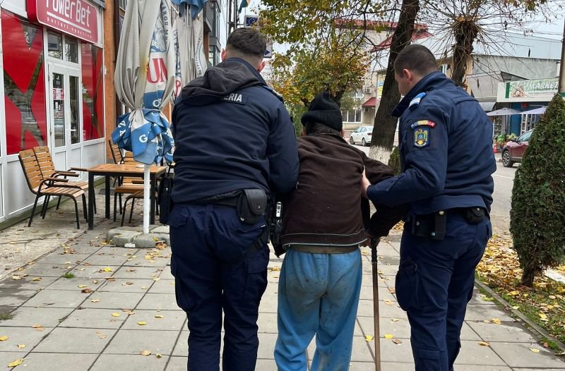 Bărbat căzut pe un trotuar din Darabani ajutat de jandarmi