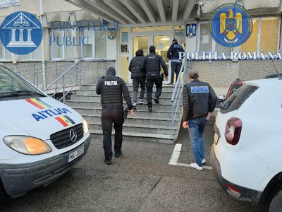 Persoane reținute în urma perchezițiilor …