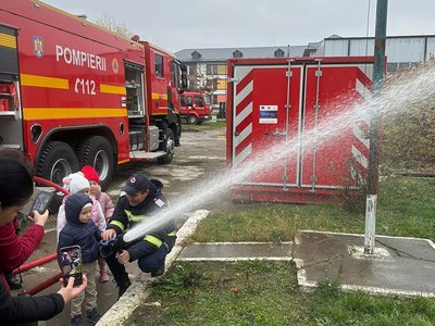 O zi cu pompierii: copiii …