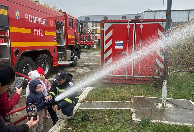 O zi cu pompierii: copiii învață reguli de siguranță și se familiarizează cu intervențiile salvatorilor